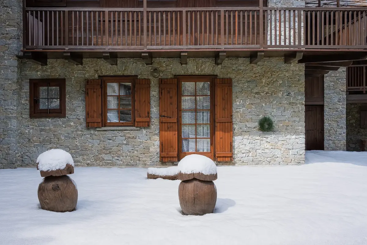 Snow-covered exterior of Condominio Rolland in La Thuile